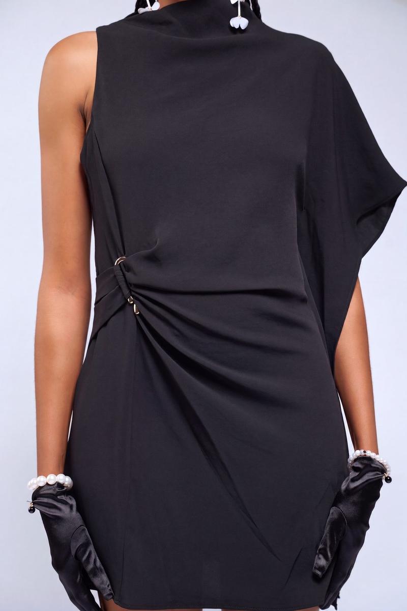 Mini robe épaule dénudée